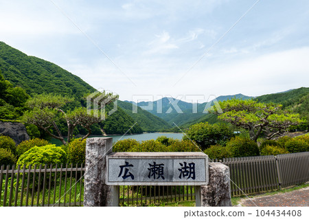 Waterside scenery: Lake Hirose, Yamanashi Prefecture Waterside scenery: Lake Hirose, Yamanashi Prefecture 104434408