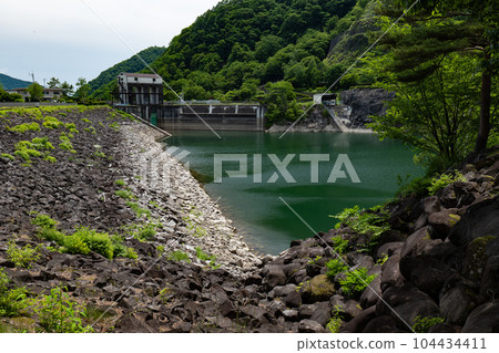Waterside scenery: Lake Hirose, Yamanashi Prefecture Waterside scenery: Lake Hirose, Yamanashi Prefecture 104434411