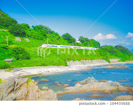 Murakami City, Niigata Prefecture "Limited Express Inaho" seen from the coast Murakami City, Niigata Prefecture "Limited Express Inaho" seen from the coast 104435688