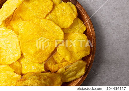 Crispy and sweet sweet potato chips made from sweet potatoes Crispy and sweet sweet potato chips made from sweet potatoes 104436137