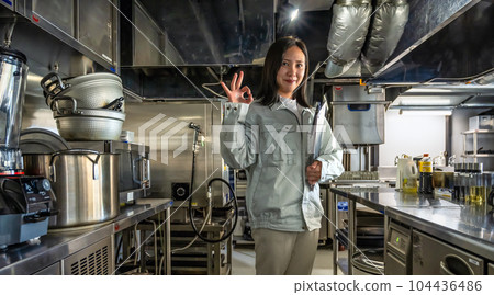 檢查廚房好標誌的女性工作人員 104436486