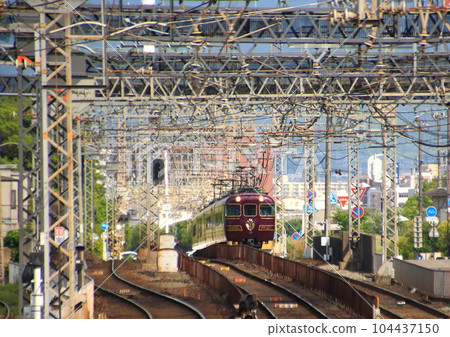 Sightseeing limited express "Awoyoshi" aiming to enter Yamato-Saidaiji Station on the Kintetsu Nara Line Sightseeing limited express "Awoyoshi" aiming to enter Yamato-Saidaiji Station on the Kintetsu Nara Line 104437150