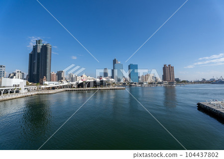 從嶺崖寮鐵橋看高雄市街景 104437802