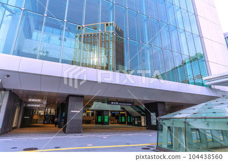 橫濱城市景觀在日本橫濱站。橫濱灣喜來登H酒店的倒影映在窗玻璃上 橫濱城市景觀在日本橫濱站。橫濱灣喜來登H酒店的倒影映在窗玻璃上 104438560