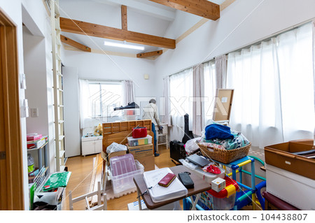 A man who cleans up General cleaning A man who cleans up General cleaning 104438807