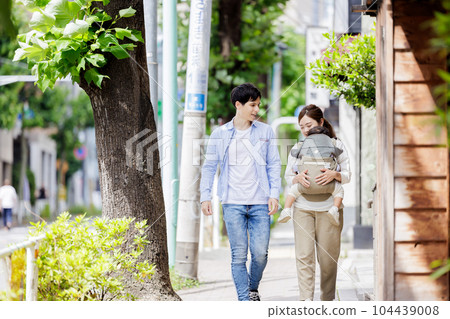一對夫婦帶著孩子散步 一對夫婦帶著孩子散步 104439008