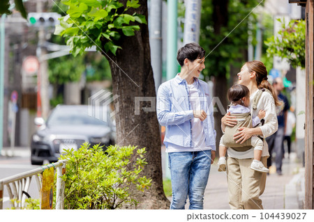 一對夫婦帶著孩子散步 一對夫婦帶著孩子散步 104439027