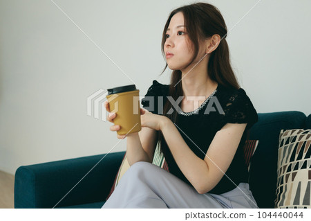 放鬆在沙發的婦女 104440044