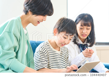 siblings and mother siblings and mother 104440407