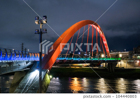 taiwan taipei rainbow bridge at night taiwan taipei rainbow bridge at night 104440803