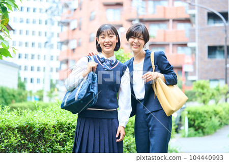 Junior high school student, young mother, opening ceremony, examination day, commemorative photo Junior high school student, young mother, opening ceremony, examination day, commemorative photo 104440993