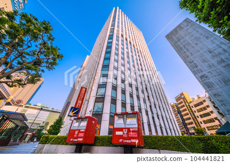 日本橫濱城市景觀 橫濱站和東京星銀行的景觀 日本橫濱城市景觀 橫濱站和東京星銀行的景觀 104441821