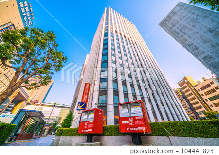 日本橫濱城市景觀 橫濱站和東京星銀行的景觀 日本橫濱城市景觀 橫濱站和東京星銀行的景觀 104441823