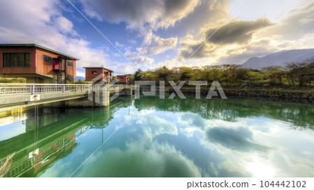 Kojiri Floodgate bathed in the morning sun and Hakone Lake Ashinoko reflecting the sky / Hakone, Japan 104442102
