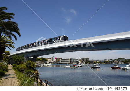 枚方灣橋墩上的海濱線列車 104443275