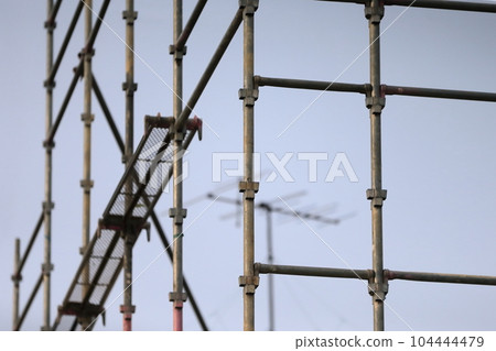 獨立式住宅的外部腳手架 獨立式住宅的外部腳手架 104444479