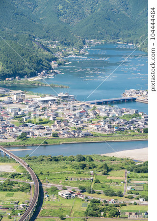 [喜瀨本線]穿越白石湖和銚子川的普通列車 104444484