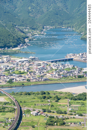 [喜瀨本線]穿越白石湖和銚子川的普通列車 104444485