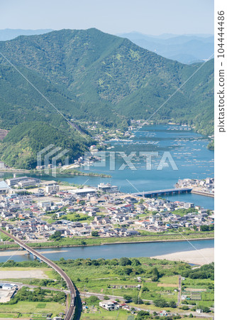 [喜瀨本線]穿越白石湖和銚子川的普通列車 104444486