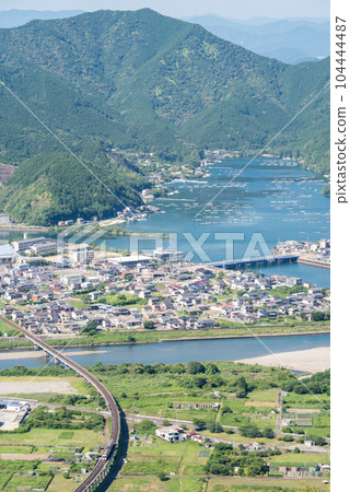 [喜瀨本線]穿越白石湖和銚子川的普通列車 104444487