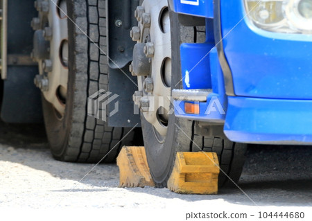 Logistics truck 104444680