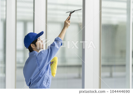 清潔人員清潔窗戶 104444690
