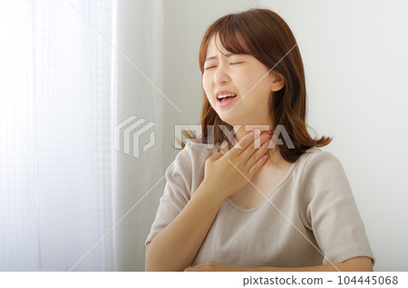 一名年輕女子脖子周圍似乎疼痛 104445068