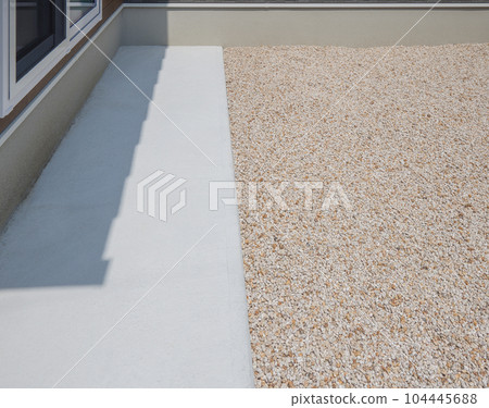 Image of new construction, new housing, berm running and garden gravel, measures against weeds in the garden 104445688