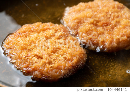 剩餘的油炸食品（炸豬排）重製烹飪場景。在煎鍋中加入高湯煮沸，使雞蛋粘在一起。 104446141