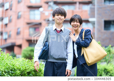 Junior high school student, young mother, opening ceremony, exam day, high school exam, commemorative photo Junior high school student, young mother, opening ceremony, exam day, high school exam, commemorative photo 104446305