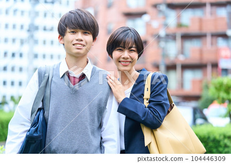 Junior high school student, young mother, opening ceremony, exam day, high school exam, commemorative photo Junior high school student, young mother, opening ceremony, exam day, high school exam, commemorative photo 104446309