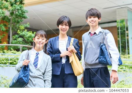 Junior high school student, young mother, opening ceremony, commemorative photo 104447053