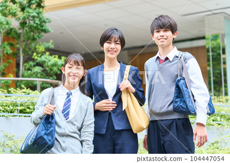 Junior high school student, young mother, opening ceremony, commemorative photo 104447054