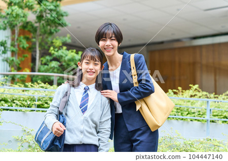Junior high school student, young mother, opening ceremony, examination day, commemorative photo 104447140