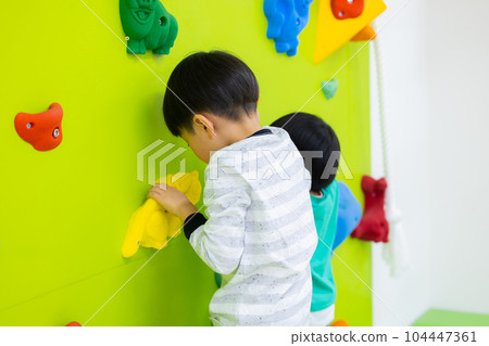 Child bouldering 104447361