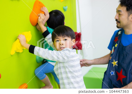 兒童抱石 104447363