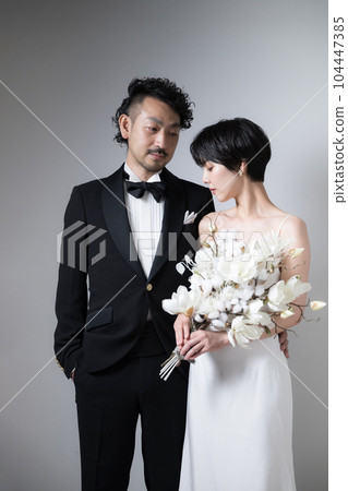 成人婚禮形像新娘和新郎垂直 成人婚禮形像新娘和新郎垂直 104447385