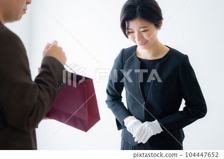 Shopping Staff Customer Service 104447652