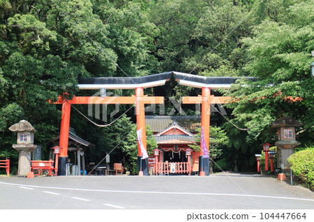諏訪神社的兩個美麗的鳥居門 104447664