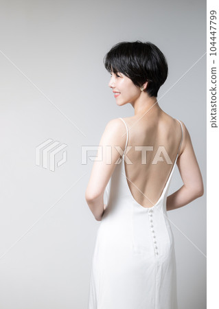 Asian women's beautiful back and shoulder blades Illustration of a beautiful woman looking back Copy space on the left Vertical Asian women's beautiful back and shoulder blades Illustration of a beautiful woman looking back Copy space on the left Vertical 104447799