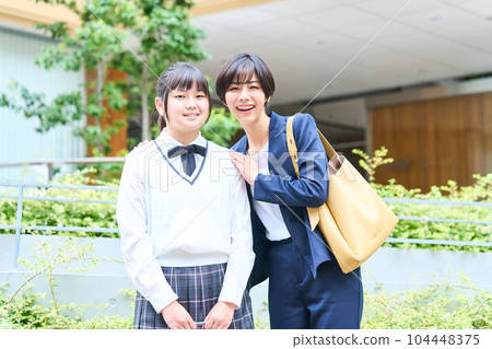Junior high school student, young mother, opening ceremony, examination day, commemorative photo 104448375
