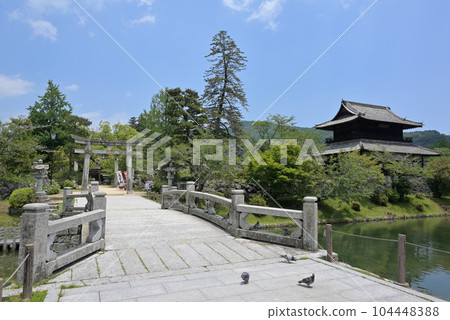 吉甲神社的護城河和石橋。右側錦雲閣(山口縣岩國市) 吉甲神社的護城河和石橋。右側錦雲閣(山口縣岩國市) 104448388