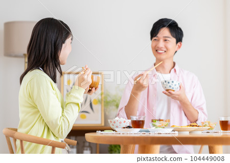 Young couple eating breakfast 104449008