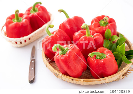 紅辣椒粉 (辣椒粉) 白色背景 紅辣椒粉 (辣椒粉) 白色背景 104450829