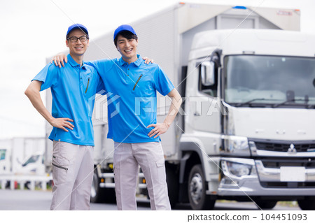 司機站在卡車前面 104451093