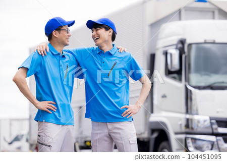 司機站在卡車前面 104451095