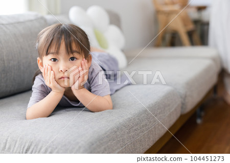 幼兒在客廳裡放鬆 104451273