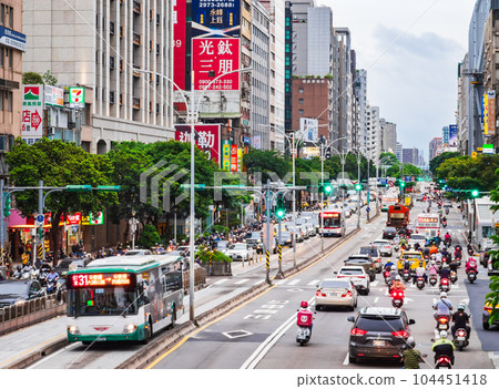 Taipei, Minhuan West Road at home time *partially soft focus 104451418