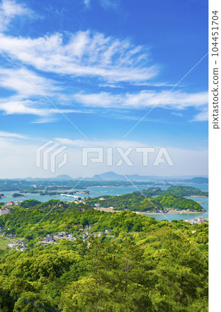 [Kumamoto Prefecture] Amakusa's many beautiful islands and Amakusa's five bridges (from Mt. Sengon) 104451704
