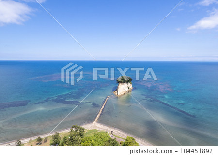無人機 | 能登的旅遊勝地見附島(又名軍艦島)和藍天 | 拍攝於 2023 年 6 月(地震後)| 石川縣珠洲市 無人機 | 能登的旅遊勝地見附島(又名軍艦島)和藍天 | 拍攝於 2023 年 6 月(地震後)| 石川縣珠洲市 104451892